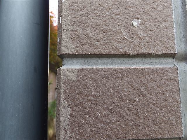 竪樋のゆがみを確認